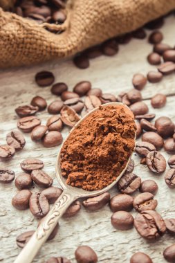 kahve çekirdeği. bir fincan kahve. seçici odak.