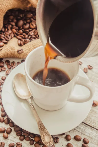 Grains de café. une tasse de café. focus sélectif . — Photo