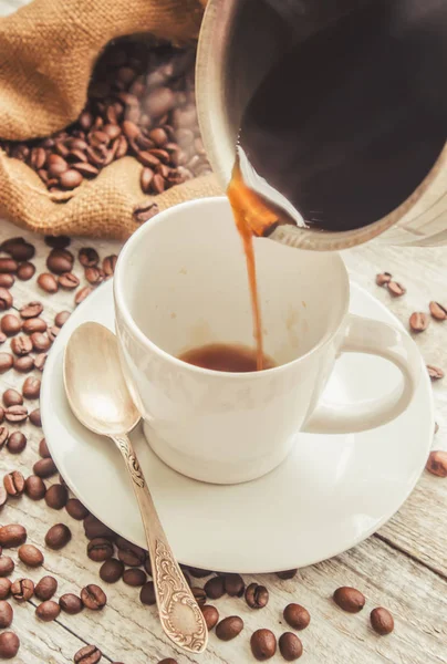 Grano de café. una taza de café. enfoque selectivo . — Foto de Stock