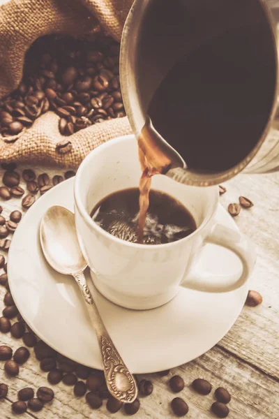 Grano de café. una taza de café. enfoque selectivo . — Foto de Stock