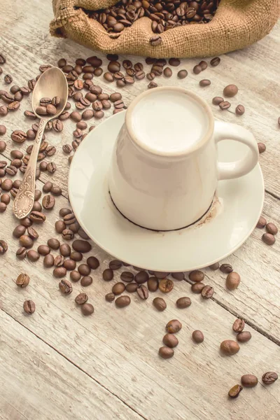 kahve çekirdeği. bir fincan kahve. seçici odak.