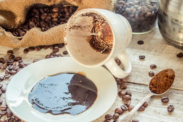 Koffieboon. een kopje koffie. selectieve aandacht. — Stockfoto