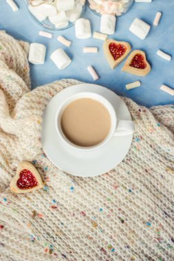 kakao marshmallows ve bir çerez kalp ile. Seçici odak. 