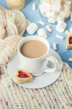 kakao marshmallows ve bir çerez kalp ile. Seçici odak. 