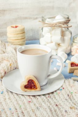 kakao marshmallows ve bir çerez kalp ile. Seçici odak. 