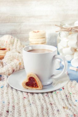 kakao marshmallows ve bir çerez kalp ile. Seçici odak. 