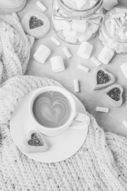 kakao marshmallows ve bir çerez kalp ile. Seçici odak. 