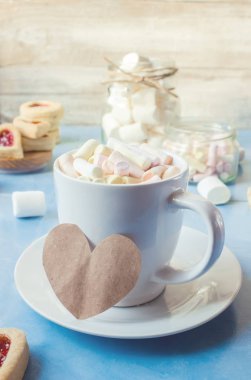 kakao marshmallows ve bir çerez kalp ile. Seçici odak. 