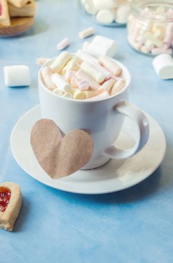 kakao marshmallows ve bir çerez kalp ile. Seçici odak. 