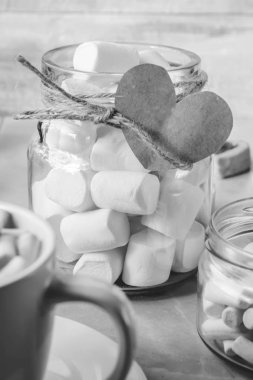 kakao marshmallows ve bir çerez kalp ile. Seçici odak. 