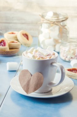 kakao marshmallows ve bir çerez kalp ile. Seçici odak. 