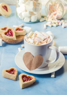 kakao marshmallows ve bir çerez kalp ile. Seçici odak. 