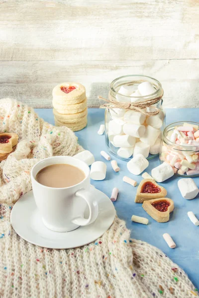 kakao marshmallows ve bir çerez kalp ile. Seçici odak. 