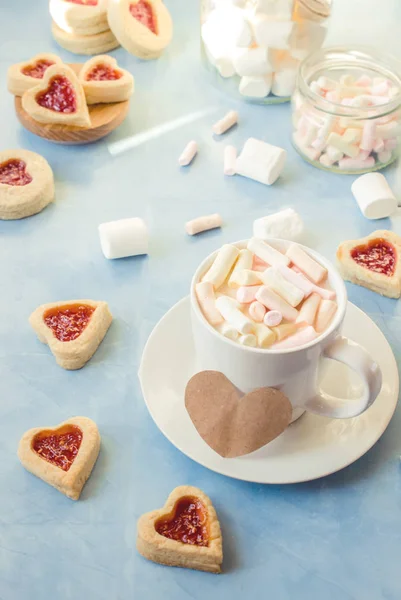 Kakao marshmallows ve bir çerez kalp ile. Seçici odak. — Stok fotoğraf