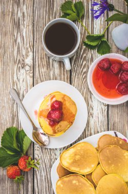 krep ve çay lezzetli sağlıklı kahvaltı. seçici odak.