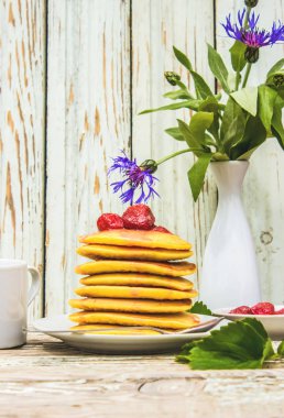 krep ve çay lezzetli sağlıklı kahvaltı. seçici odak.
