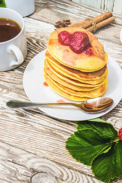 팬케이크와 차 맛 있는 건강 한 아침 식사. 선택적 초점. — 스톡 사진