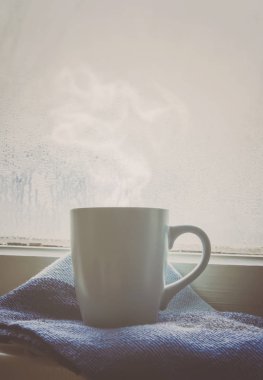 sıcak çay Kupası'nda pencere üzerinde. seçici odak. 