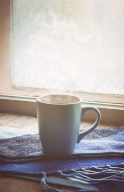 sıcak çay Kupası'nda pencere üzerinde. seçici odak. 