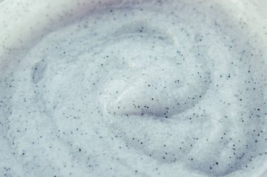 Parçacıklar peeling ile vücut fırçalayın. Seçici odak. Portre.