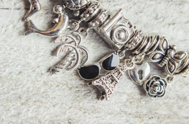 bilezik kolye takılar yaz tema ile. Seçici odak.