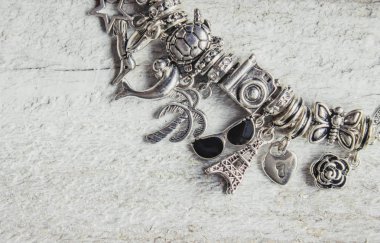 bilezik kolye takılar yaz tema ile. Seçici odak.