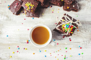 Kahvaltı için yeşil Cham ile ev yapımı bisküvi kek. Seçici odak. Ahşap arka plan. 