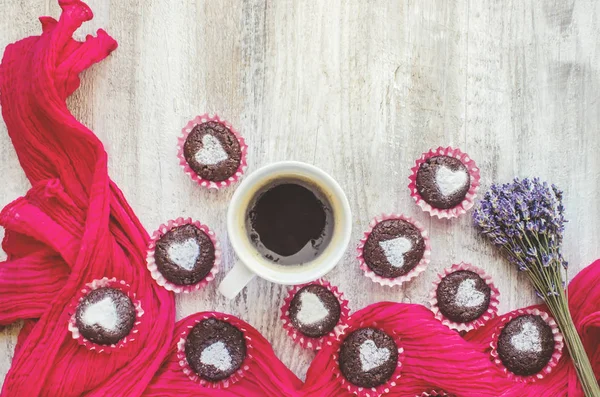 Kalpleri ve bir fincan kahve kahvaltı ile ev yapımı çikolata cupcakes. Seçici odak. Ahşap arka plan. — Stok fotoğraf
