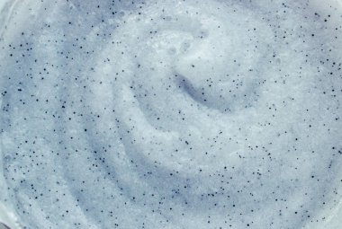 Parçacıklar peeling ile vücut fırçalayın. Seçici odak. Portre.