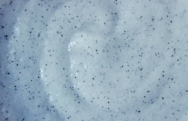 Parçacıklar peeling ile vücut fırçalayın. Seçici odak. Portre.