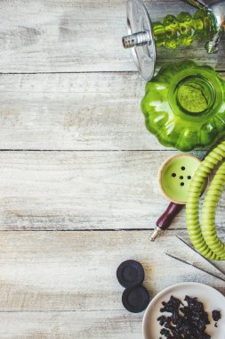 Nargile ahşap arka plan üzerinde. Tütün meyve. Seçici odak. 