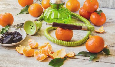 Nargile ahşap arka plan üzerinde. Tütün meyve. Seçici odak. 