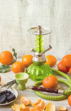 Nargile ahşap arka plan üzerinde. Tütün meyve. Seçici odak. 