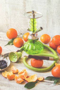 Nargile ahşap arka plan üzerinde. Tütün meyve. Seçici odak. 