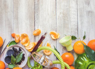 Nargile ahşap arka plan üzerinde. Tütün meyve. Seçici odak. 