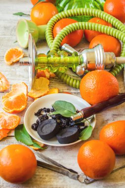 Nargile ahşap arka plan üzerinde. Tütün meyve. Seçici odak. 