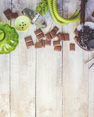 Nargile ahşap arka plan üzerinde. Tütün meyve. Seçici odak.