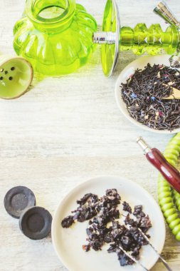 Nargile ahşap arka plan üzerinde. Tütün meyve. Seçici odak.