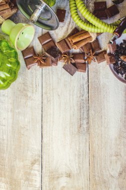 Nargile ahşap arka plan üzerinde. Tütün meyve. Seçici odak.