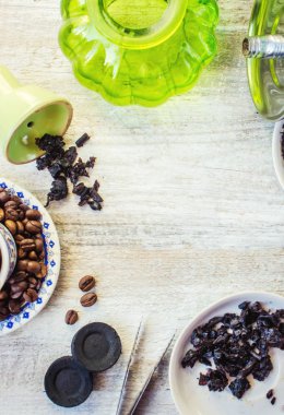 Nargile ahşap arka plan üzerinde. Tütün meyve. Seçici odak.