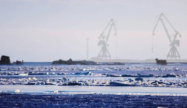 Zamarznięte morze, port, statki. Selektywny fokus. — Zdjęcie stockowe