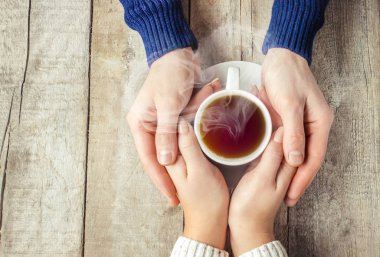 bir fincan çay bir arada tutan severler. Seçici odak. 