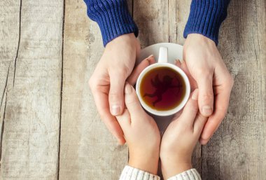 bir fincan çay bir arada tutan severler. Seçici odak. 