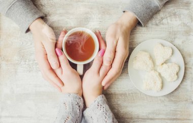 bir fincan çay bir arada tutan severler. Seçici odak. 