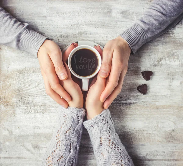 Lovers håller tillsammans med en kopp kaffe. Selektivt fokus. — Stockfoto