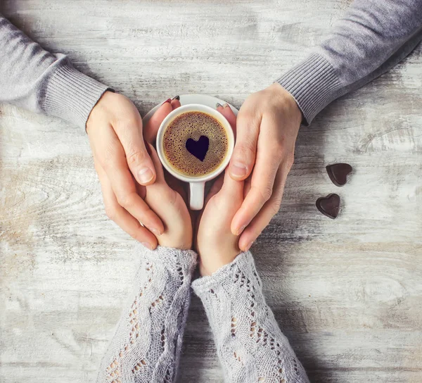 Amantes sosteniendo juntos una taza de café. Enfoque selectivo . —  Fotos de Stock