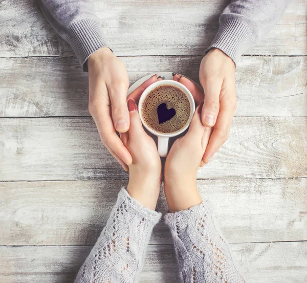 Szerelmesek össze egy csésze kávét. Szelektív összpontosít. — Stock Fotó