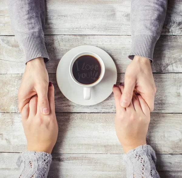 Lovers håller tillsammans med en kopp kaffe. Selektivt fokus. — Stockfoto