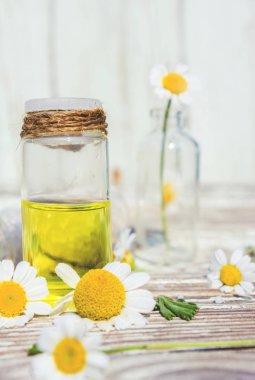 Papatya tentür küçük bir şişe içinde. Seçici odak.