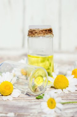 Papatya tentür küçük bir şişe içinde. Seçici odak.